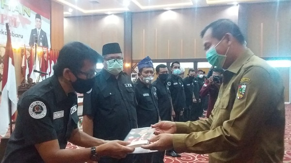 Wali Kota Serahkan SK Kepengurusan LPM Kecamatan Se- Kota Pekanbaru